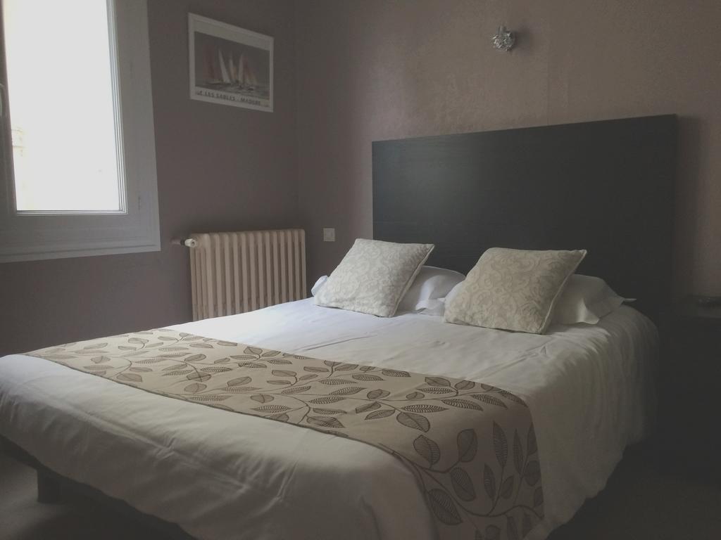 Hotel Les Voyageurs Les Sables-dʼOlonne Habitación foto